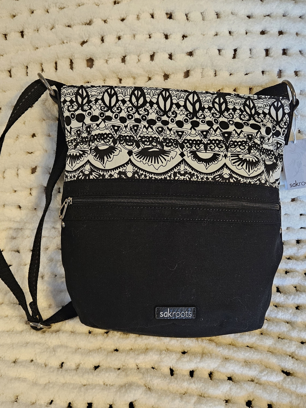 NWT Sakroots Artist Circle Black & White Patterned Crossbody Bag